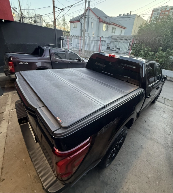 Tapa trifold o tapa plegable dura